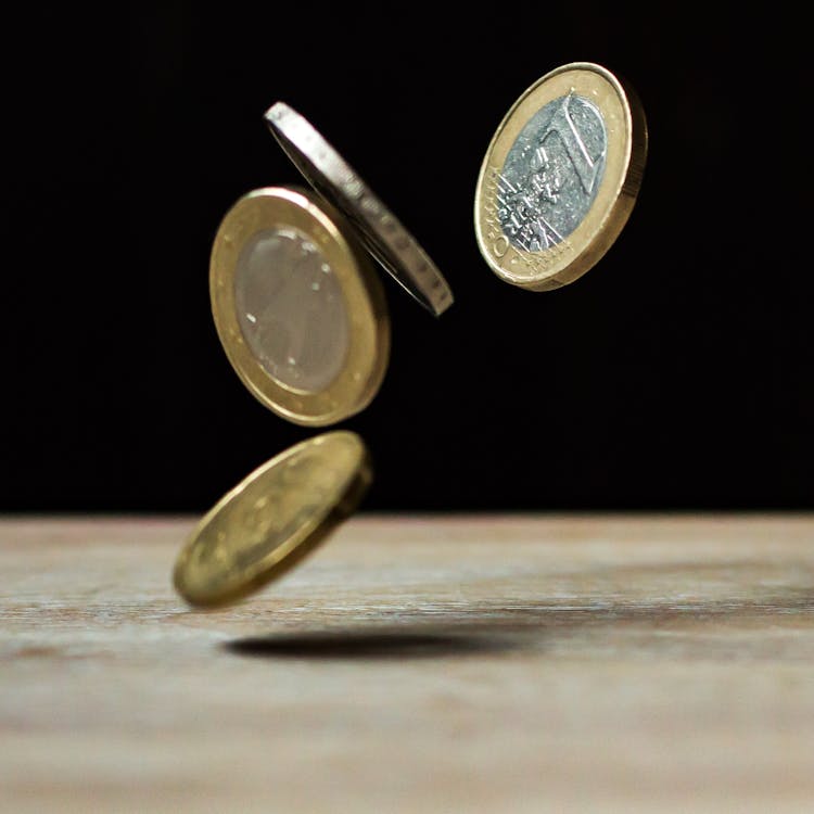 US dollar bills — how dollar strength affects Indian investment returns and purchasing power